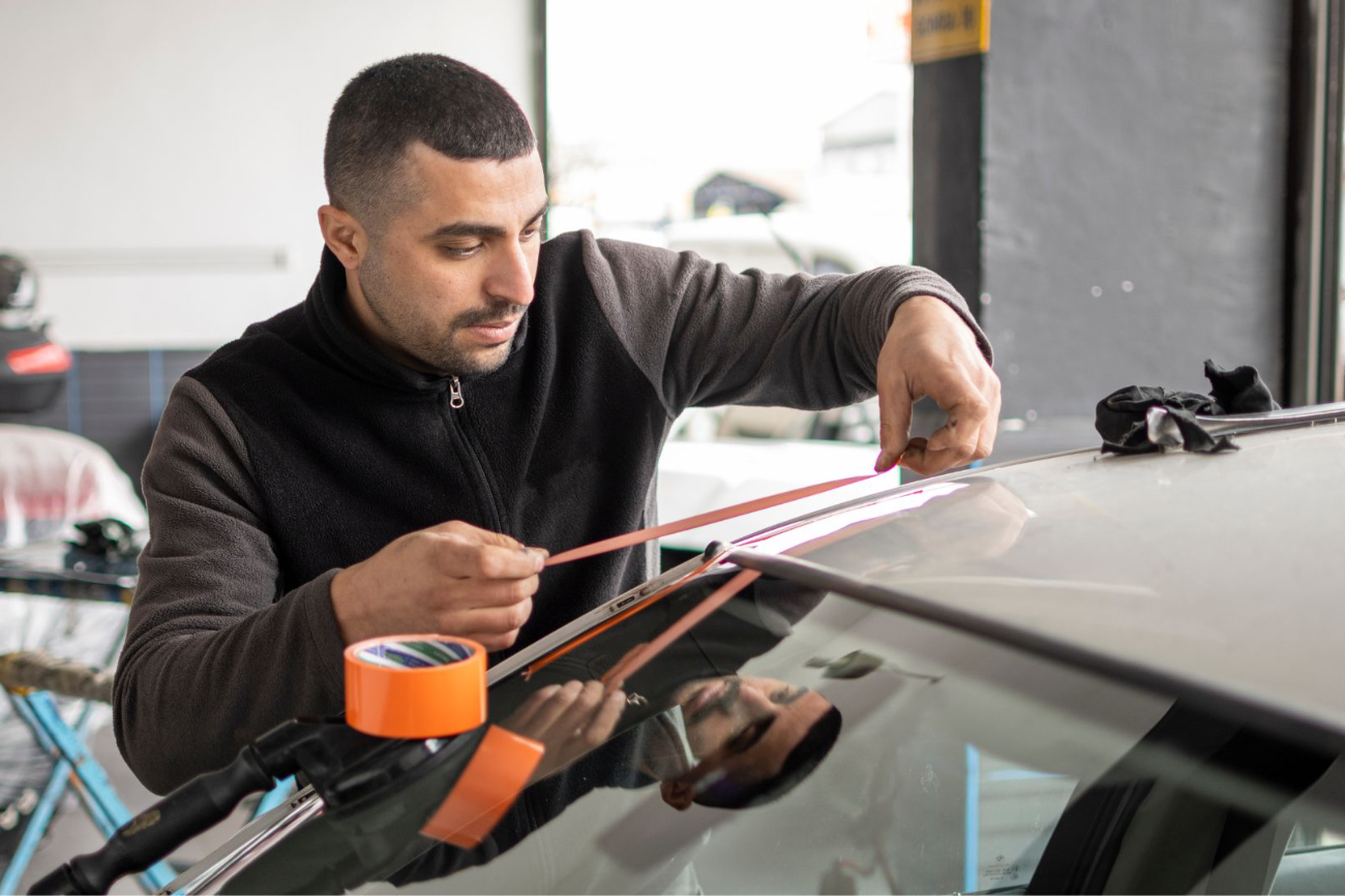 Passionné d'automobile travaillant sur un moteur sous le capot d'une voiture
