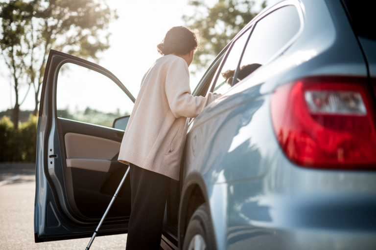 Peut-on conduire avec une prothèse de hanche et quand reprendre la voiture ?